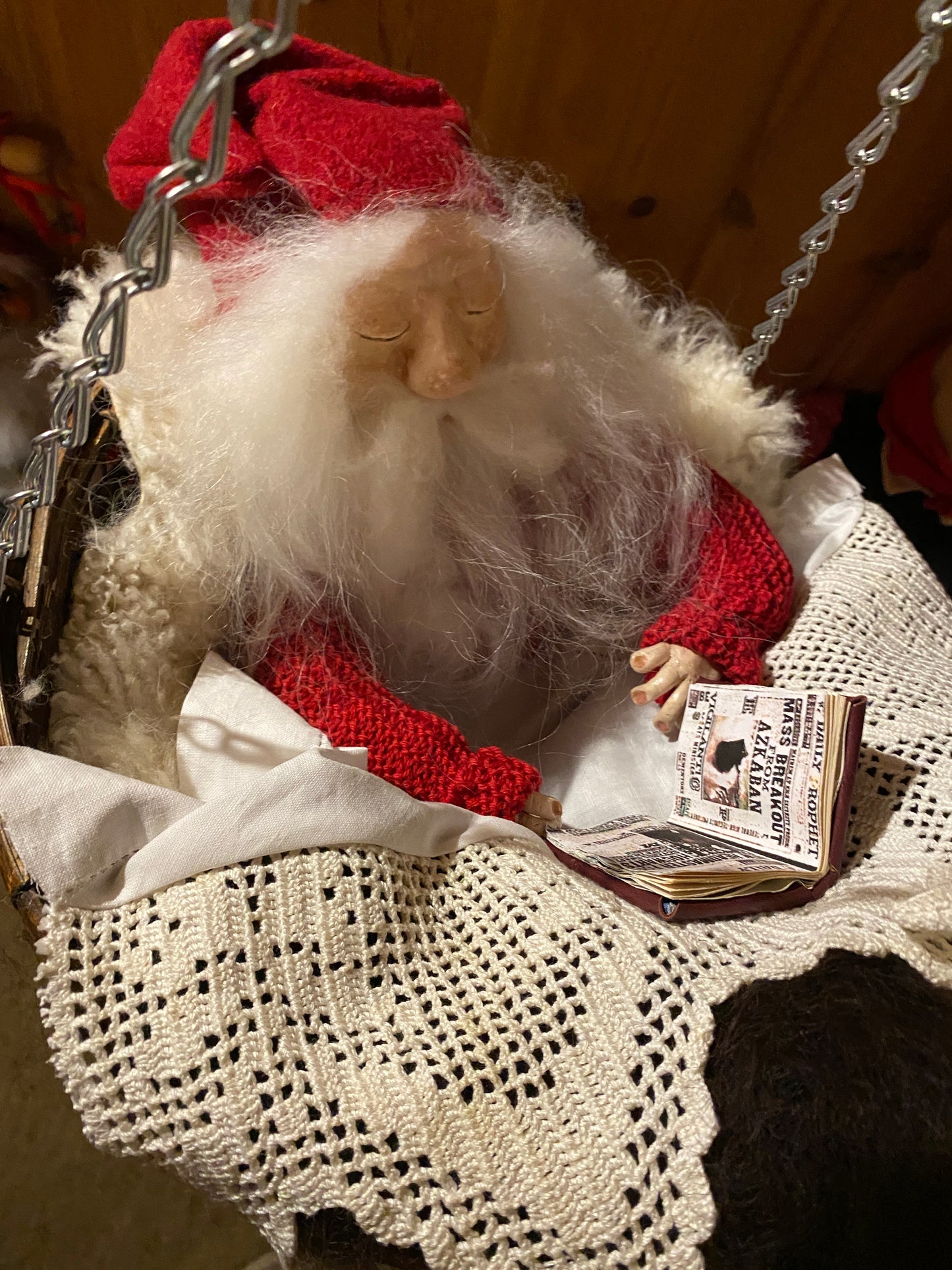 Sunde nisse med bok i basket - Unike nisser