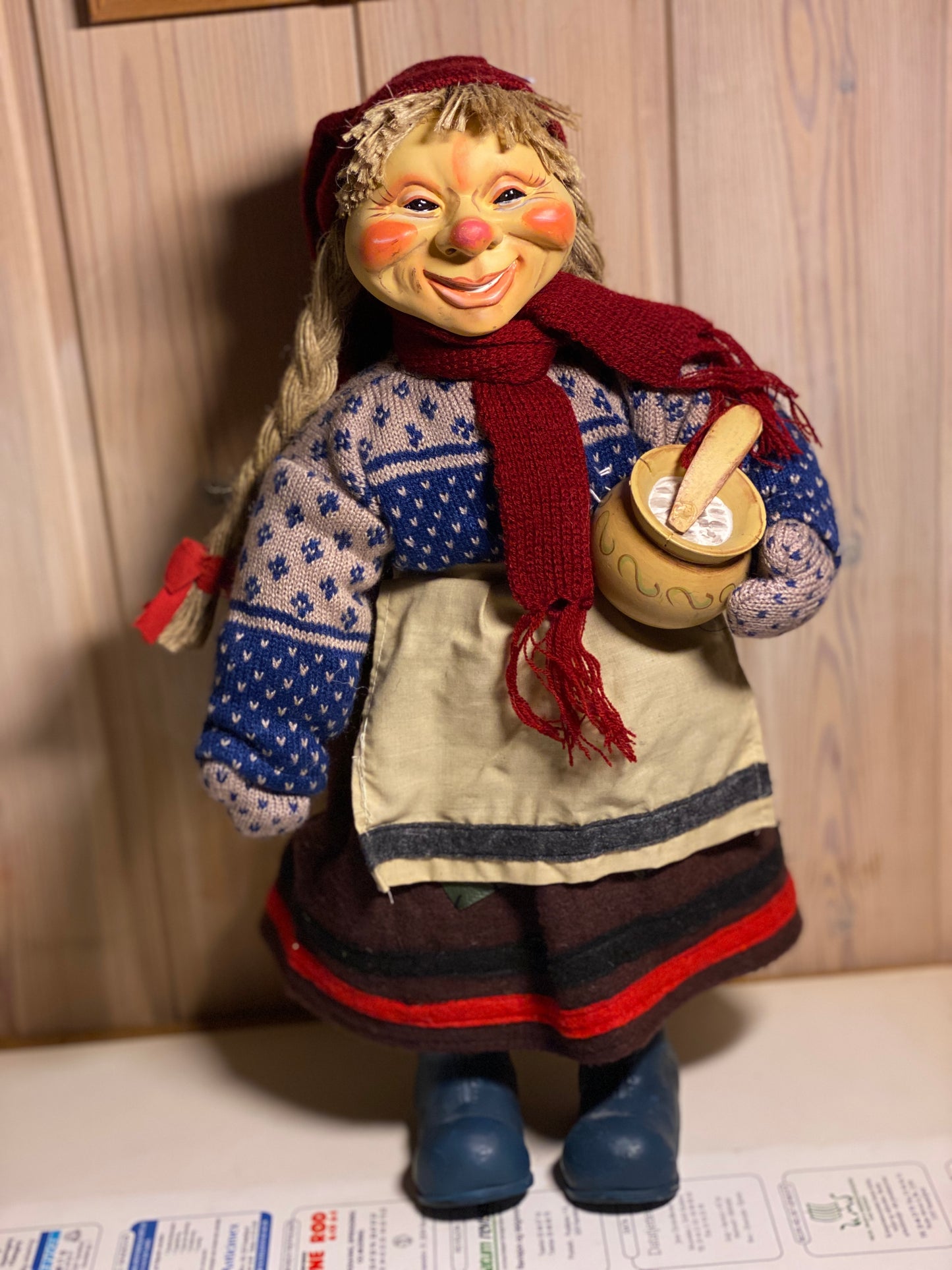 Nissemor m grøtbolle - Paul Bonner