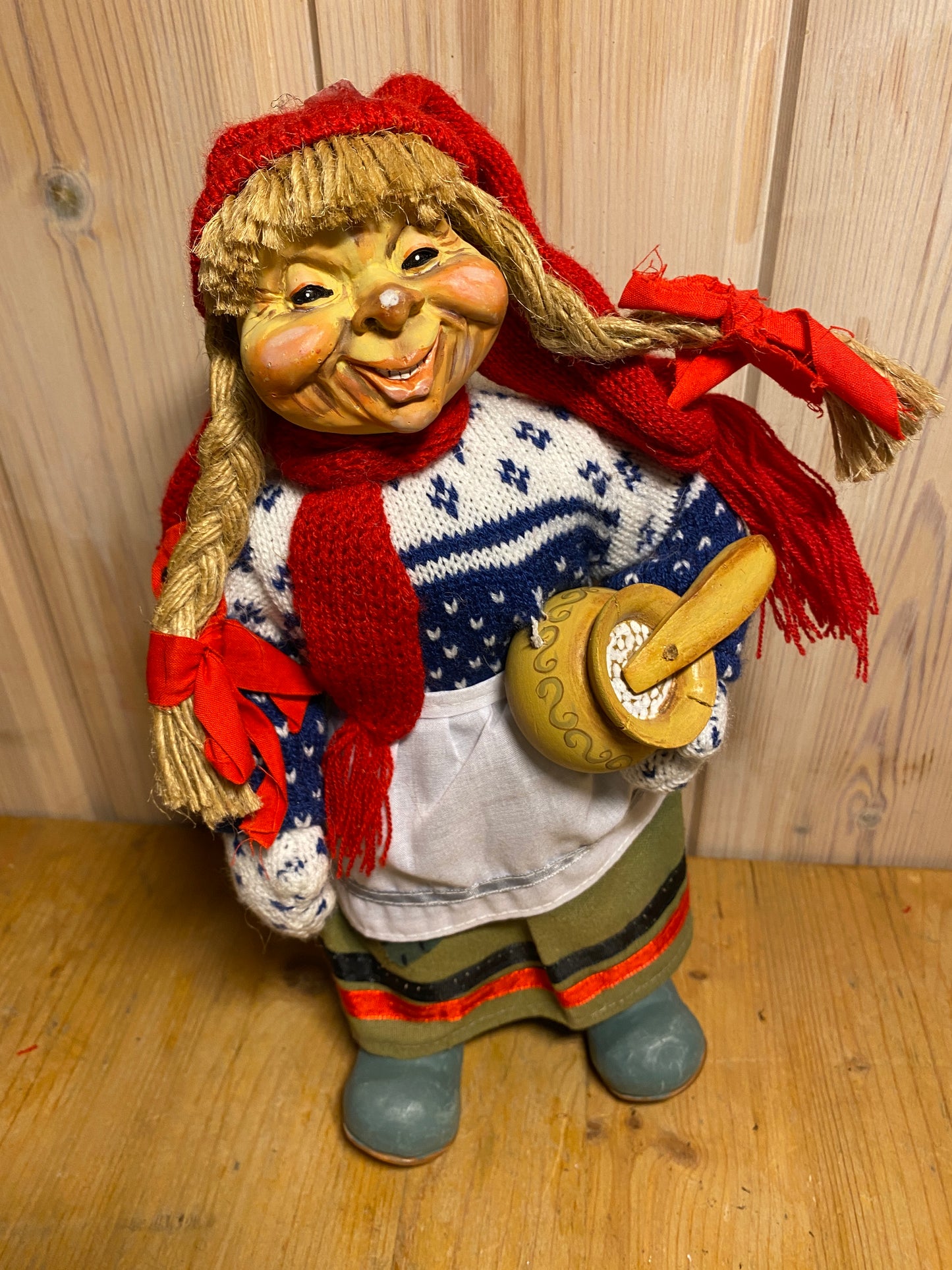 Nissekone med grøtbolle - Paul Bonner