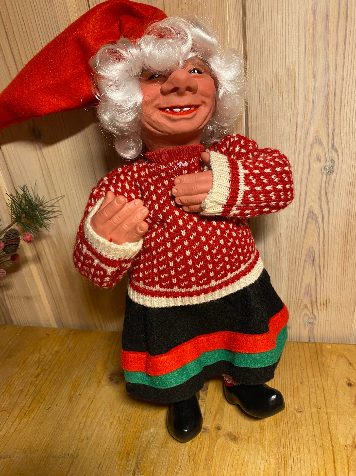 Nissekone i rød Islender 35 cm - Haslenissen