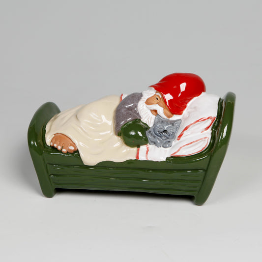 Nissen og katten sover i seng - Rolf Berg